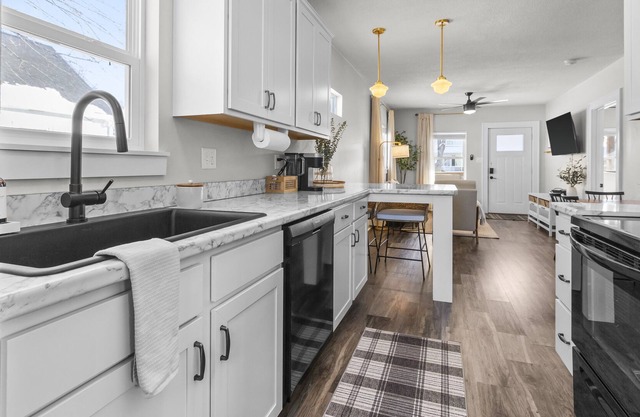 Koko’s Cottage! Beautiful home near downtown CR!