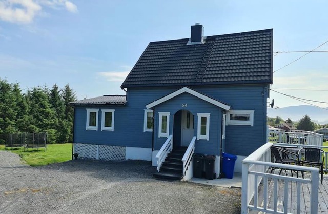 Koselig hus med hage i Herøy på Sunnmøre.