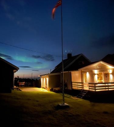 Koselig hus nær sjø og fjell