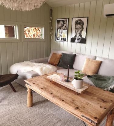 Koselig hytte i skogen