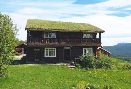 Koselig tømmerhus på gammel gård i Skåbu