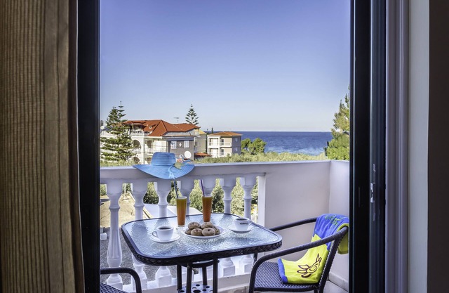 Kozanos II Studio with Pool, 150m from the beach