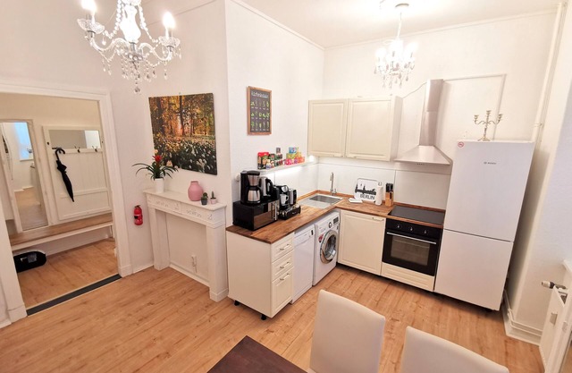 KVH - Apt. "Schloss Charlottenburg" with EXTRAS - box spring bed & office desk etc.