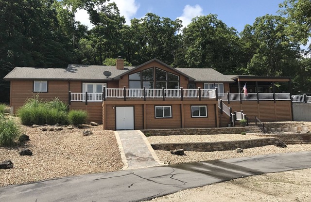 L@k! Lakefront/Golf Course HOME Private, Upscale Sleeps 1-10