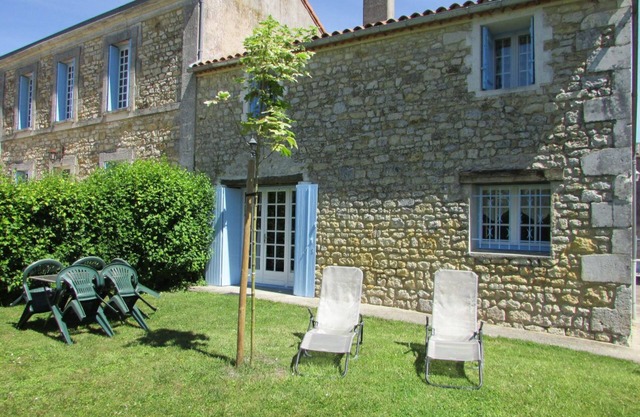 La Brise Marine vacation home with heated pool near Royan
