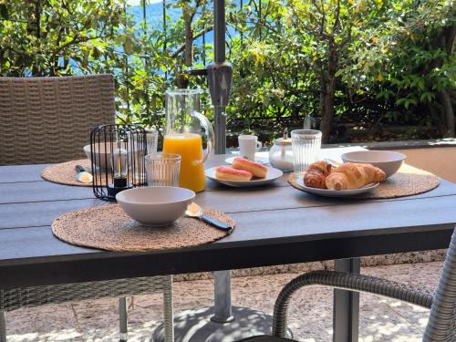 La BuCa - in Como - Elegant apartment, 150 sq m - Private covered parking - Private terrace - Just 1300 mt from downtown