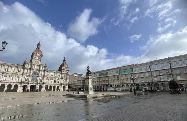 La Casa de Maria Pita Estrena Piso Recién Reformado en Plaza de María Pita! 🌟