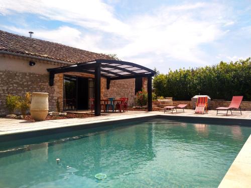 "La Case" - Magnifique ferme rénovée au cœur de la nature - Piscine privée sans vis-à-vis - Vue dégagée - Jardin - Stationnements gratuits devant la propriété - Belles prestations