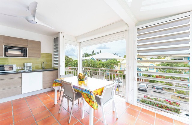 La Désirade, Air-conditioned bedroom in a private estate with beach access & pool