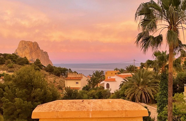 "La Favorita: Mountain Serenity with Ocean Views".