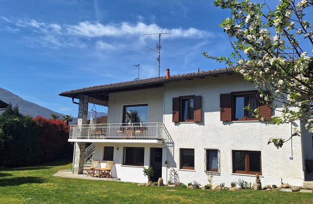 La Tramontana, detached vacation home with beautiful garden close to the lake