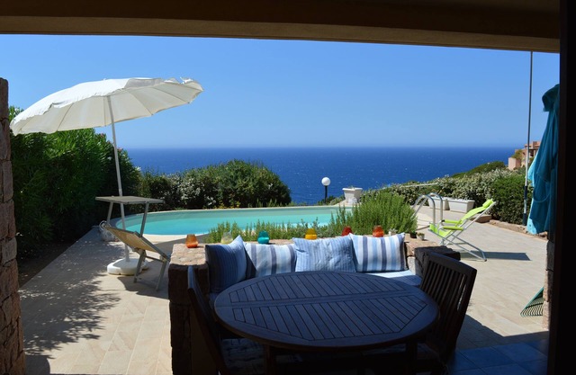 La Merla, POOL & GARDEN,300 m from the sea,direct access to the little bays