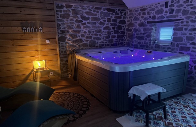 La Maison De Marraine indoor jacuzzi