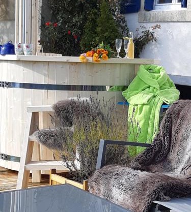 La maison horlogère , sauna extérieur , bain nordique au feu de bois et prêt de raquettes des neiges