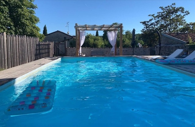 La Petite Cagouille, pretty stone house with swimming pool
