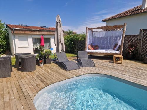 La sérénité Balinaise, chambre et sdb privée, jardin , piscine en saison, près de Chantilly, parc Astérix et CDG et Paris en 20'