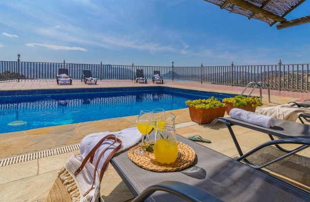 La Villa del Lago Iznájar by Ruralidays