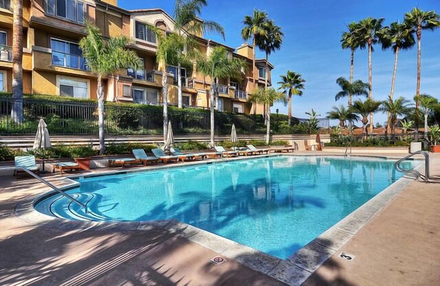 La Vista - Fireplace! 2 bed/2 bath! Pool! Ocean Breezes! 1 Car Garage