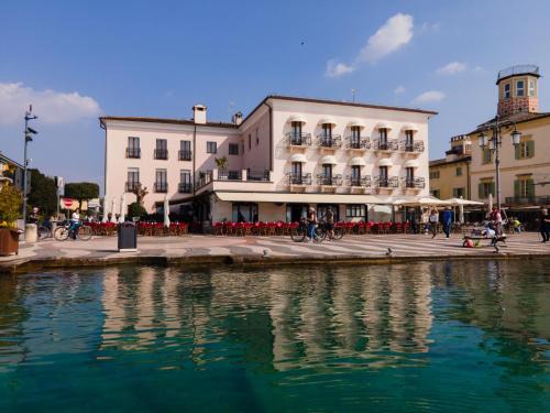 La Vista Postcard Hotel