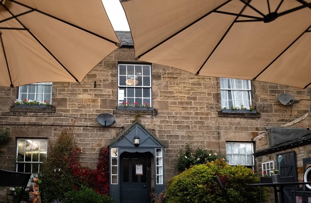 LABURNUM HOUSE & BISTRO EN GLAZE