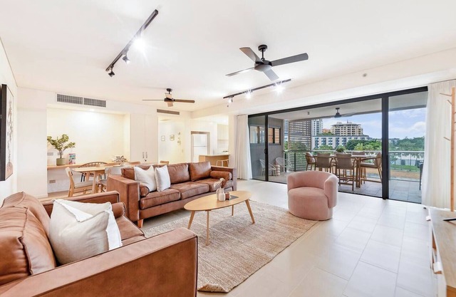 Lady of the Lagoon Spacious Waterfront Luxury