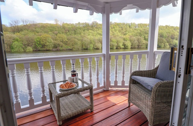 LADY OF THE LAKE, pet friendly, with hot tub in Rudyard Lake