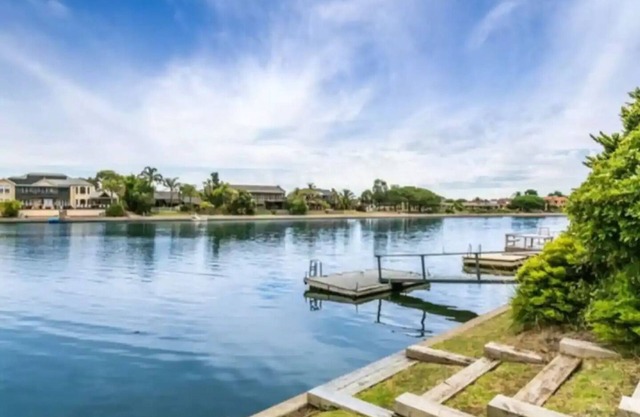 Lake access, Golf Course, Kayak, Paddle Board & FUN sleeps 8
