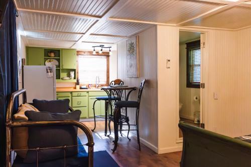 Lake Access Sunshine Suite - 30