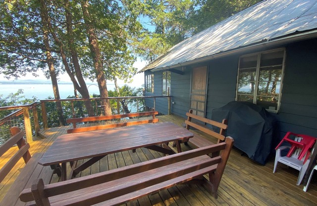 Lake Champlain camp, spacious deck, sunset & mountain views, beach and dock