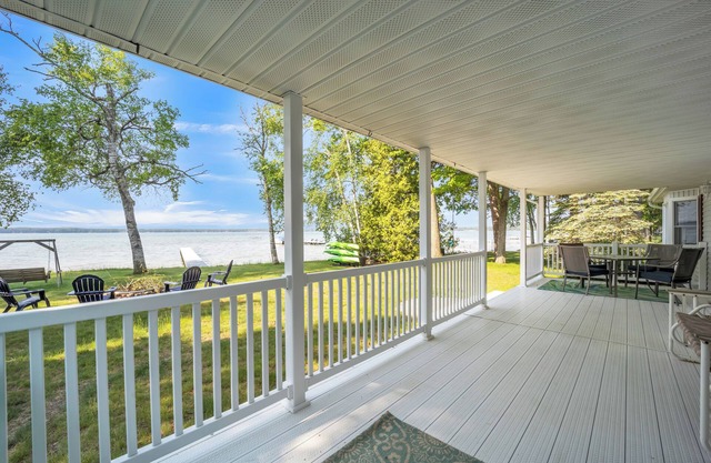 Lake Effect :Autumn Getaway with Kayaks, Trails, and Peaceful Views