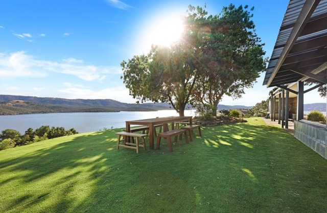 Lake Eildon Retreat - Breathtaking Views - Sleeps 12