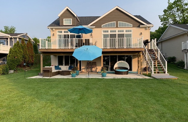 Lake Fenton Fun ! Waterfront custom home on All sports Lake Fenton, sleeps 8