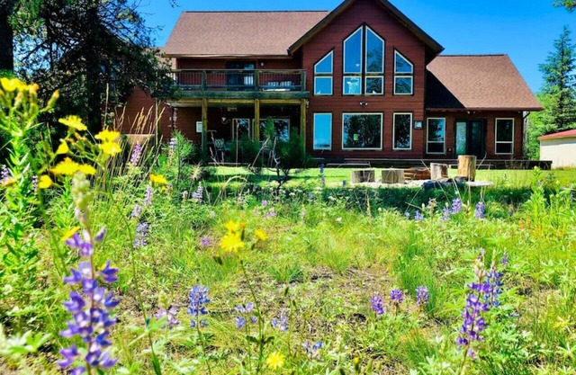 Lake Forest Lodge .