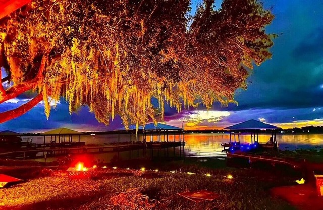 Lake Francis Lily Pad – Entire Lakefront Home w/Hot Tub