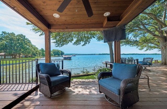 Lake Front · 5 BR /Open Water /Boat Dock /Swimming Pool