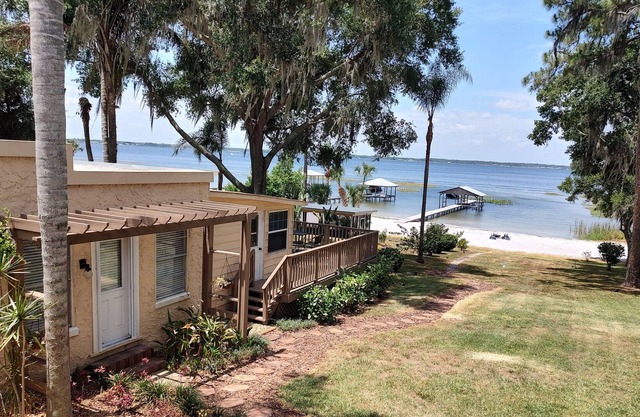 Lake Front Carriage House on Lake Jackson w Private Beach w/Boat Dock & 2 Kayaks