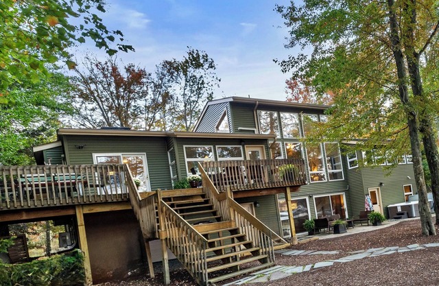 Lake Front in Poconos Mtns: Hot Tub/Sauna/Game Room/Kayaks/Private Beach