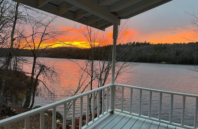 Lake Front-Maine Themed-Soaking Tub-Fire Pit-Kayak