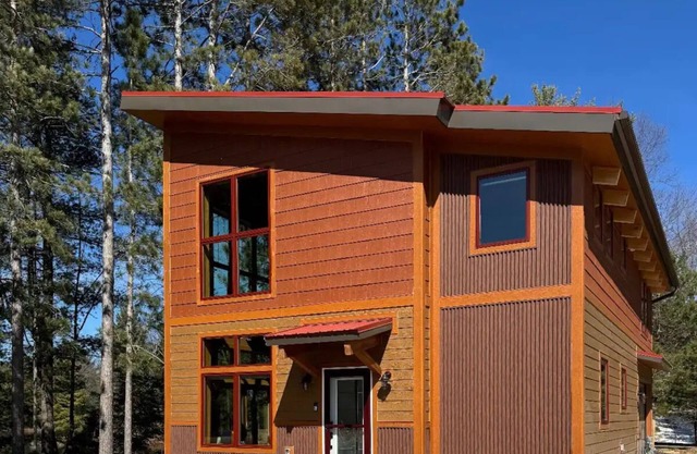 Lake front NEW Cabin 2bd 2b AC/WIFI, kayak, beach, fish, firepit