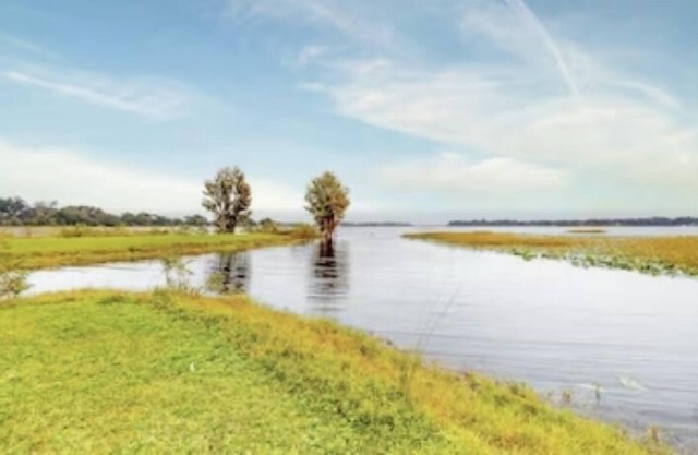 Lake front, sleeps 10, outside Jacuzzi, bike trail! 2 kayaks available!