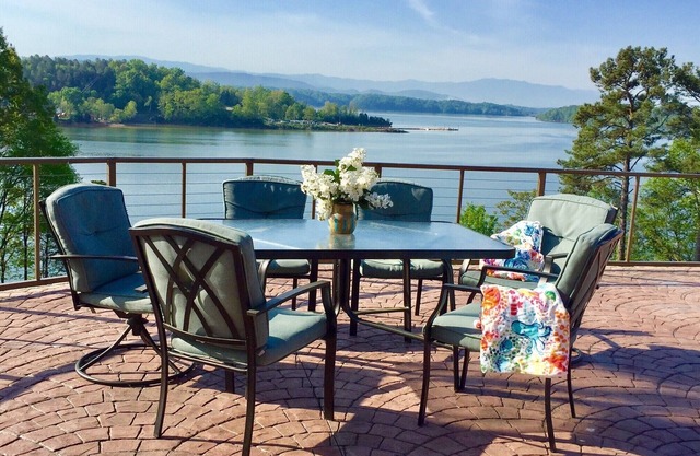 Lake front & Smokey Mtn views sleeps 17. Weddings and large family gatherings.