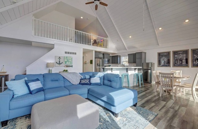 Lake House kid-friendly, arcade room, bunk beds, trampoline, firepit, large deck