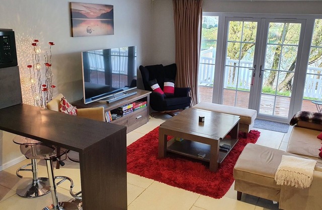 Lake house - sleeps 7