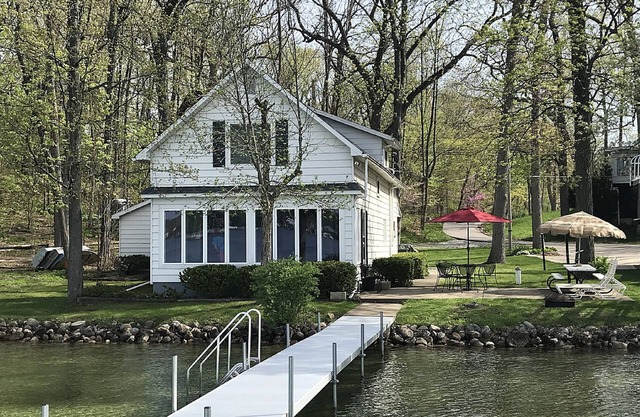 Lake James Red Sands Beach Lake Front Cottage - Family Friendly!