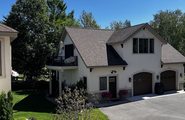 Lake Michigan View-Private Carriage House with Deck, Spacious & Quiet, 2 bedroom