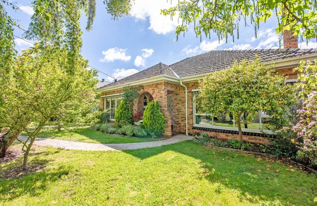 Lake side & opposite botanical gardens! Views!