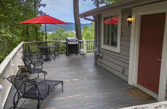 Lake View Escape– Mountain Cottage with Lake Burton Views