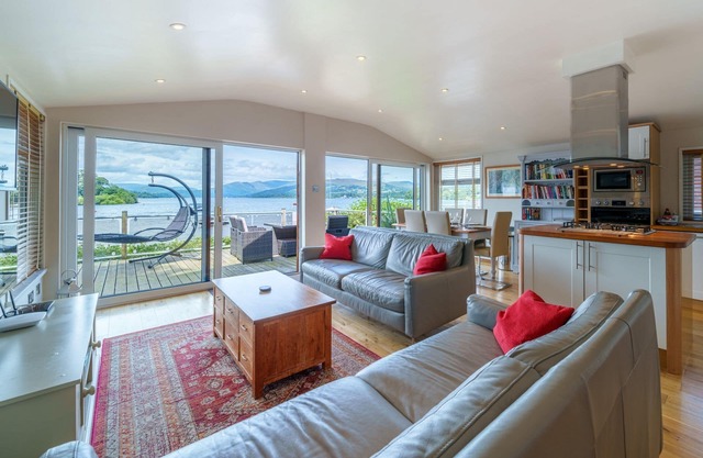 Lakefront Lodge with direct lake access - Fallbarrow Park, Bowness