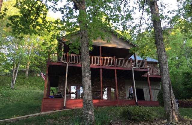 Lakefront 4BR/2BA Cabin - Sleeps 10 -> Pets Stay Free <-