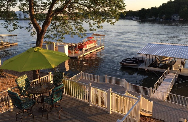 Lakefront Beauty!Come Relax